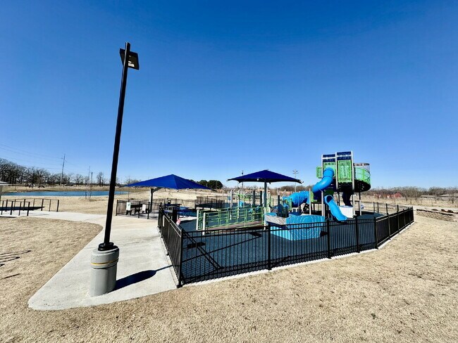 Building Photo - 920 Queen St