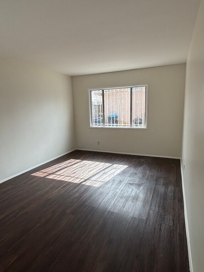 Building Photo - Spacious 3 bedroom available now!