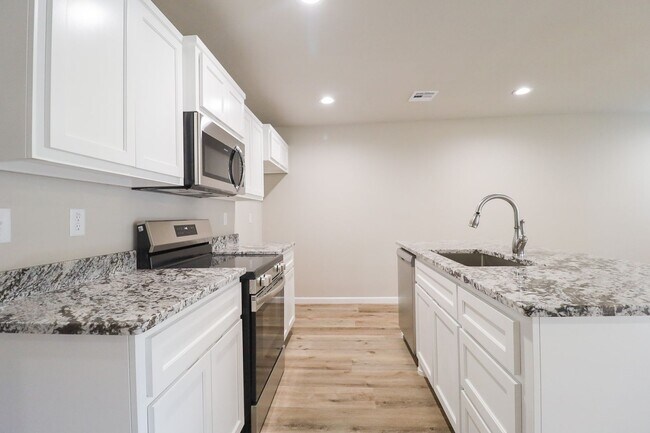 Building Photo - FIRST FREE MONTH! 3 Bed | 2.5 Bath | Sand ...