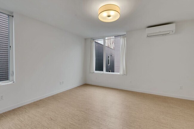 Building Photo - Modern 3BR Townhome with Rooftop Deck Near Downtown Seattle