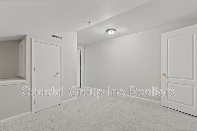 Building Photo - 2212 Lesner Crescent
