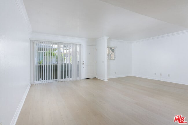 Building Photo - 355 N Maple St