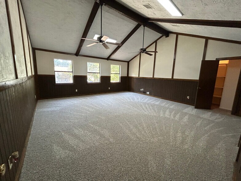 Building Photo - 2613 S Dogwood Ave