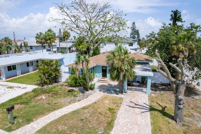 Building Photo - Fully Renovated Beachside Beauty – Walk to the Sand