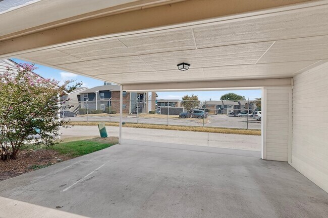 Building Photo - 829 Summercreek Dr