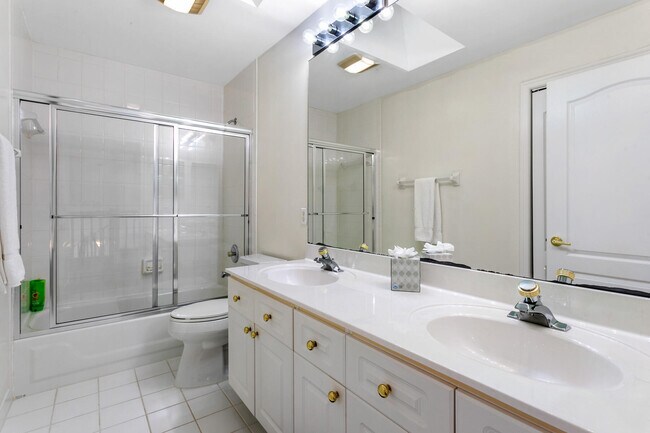 Building Photo - 8232 Heritage Club Dr