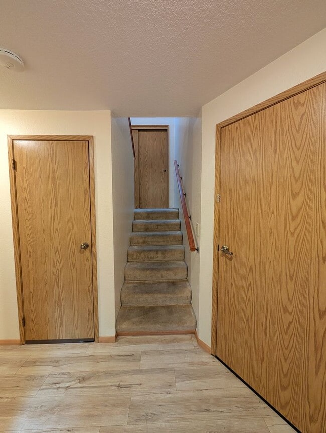 Building Photo - Unfurnished, 3Bd/1.5Ba Dgl Townhome, Long ...