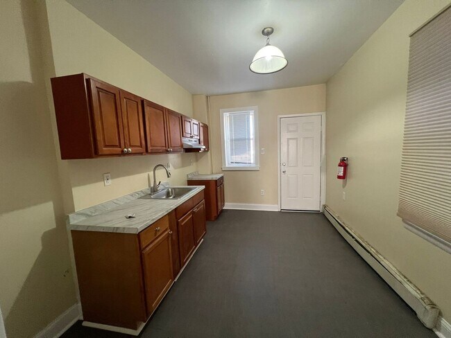 Building Photo - Large 5 Bedroom House for rent