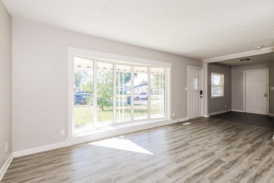 Building Photo - 3907 Larkspur Dr