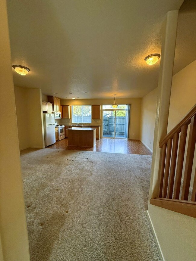 Building Photo - Don't Miss This 3 Bedroom Townhome in the ...