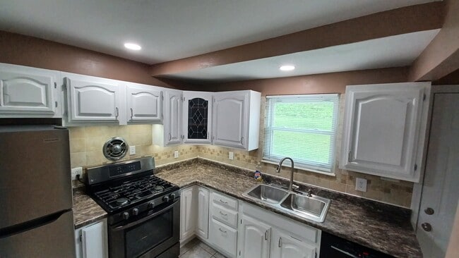 Building Photo - 847 Weedel Dr