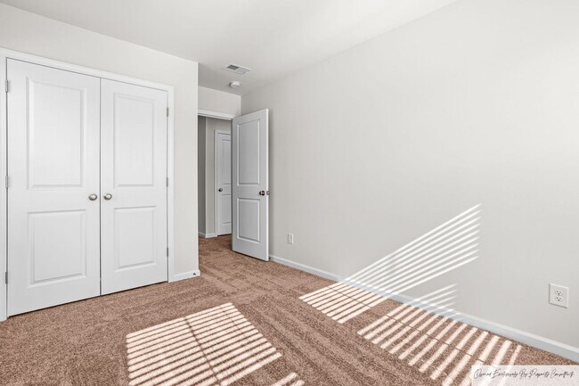 Building Photo - STUNNING TOWNHOUSE IN LEXINGTON'S MURRAY V...