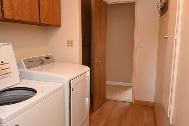 Building Photo - Prime Willow Glen, Just In Time for the Ho...