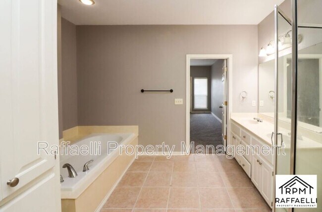 Building Photo - 6 Fernwood Dr