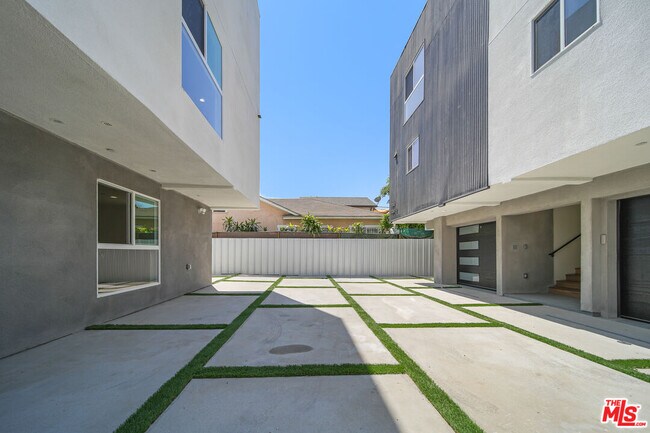 Building Photo - 1055 N Wilton Pl