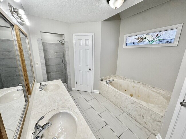 Building Photo - 8569 Kings Cross Cove