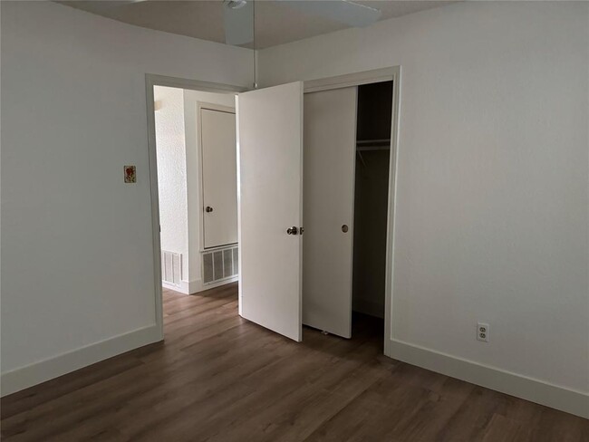 Building Photo - 709 Shade Tree Dr