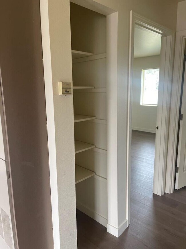 Building Photo - 454U