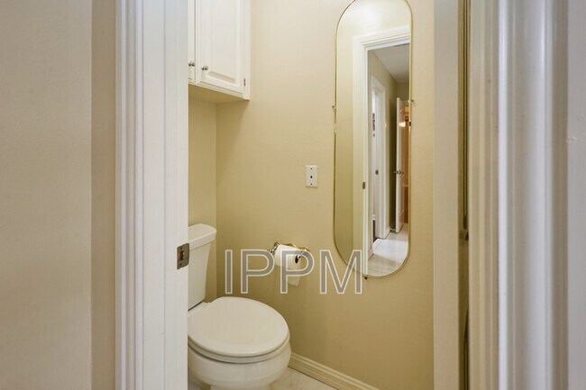 Building Photo - 2609 Thomas Ln