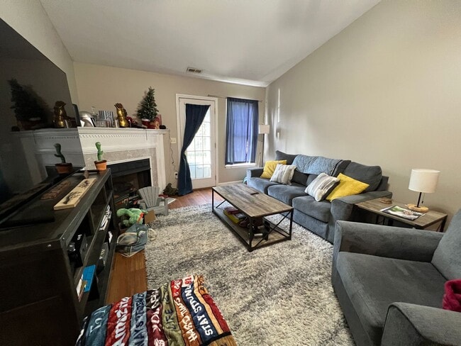 Building Photo - Charming townhome close to Cherry Point!