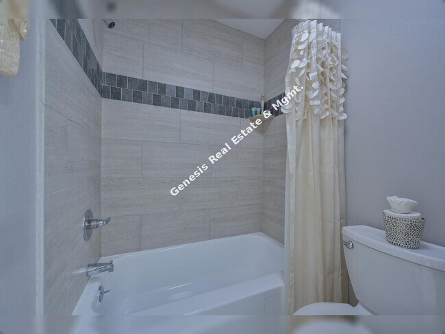 Building Photo - "Stylish 2-Bed 2. 5 Bath Condo”