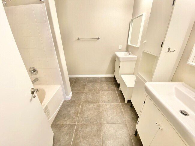 Building Photo - Spacious 2-bedroom corner unit with vaulted ceilings and open floorplan near Summerlin