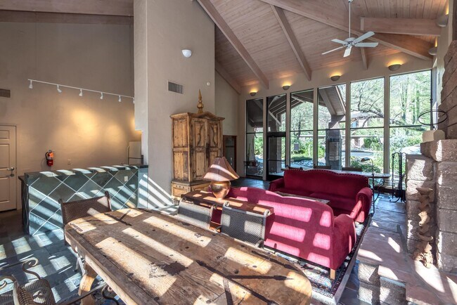 Building Photo - 6655 N Canyon Crest Dr