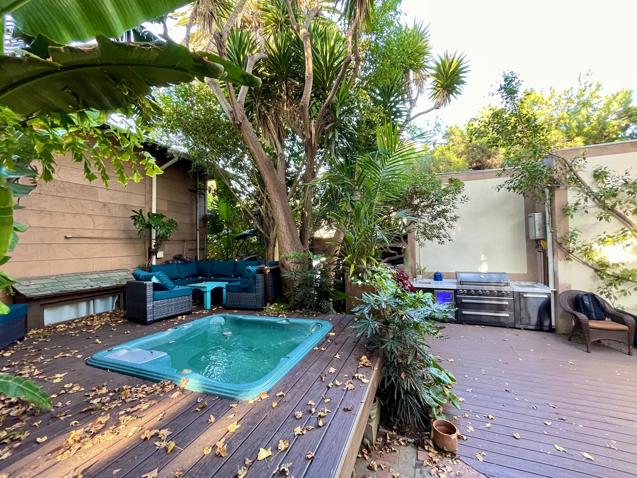 Jacuzzi - Shared courtyard with four other bungalows - 2918 Pacific Ave