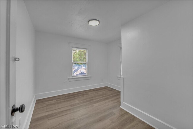 Building Photo - 712 Roselle Ave