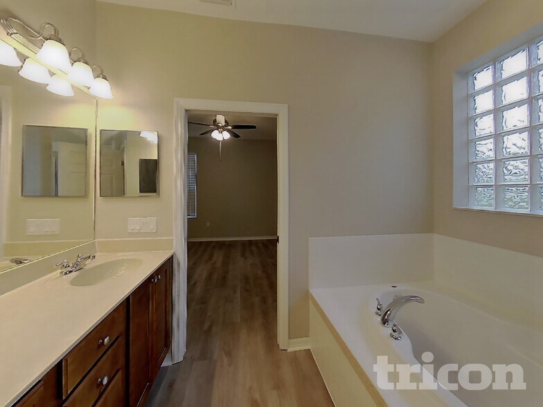 Building Photo - 3455 Oak Brook Ln