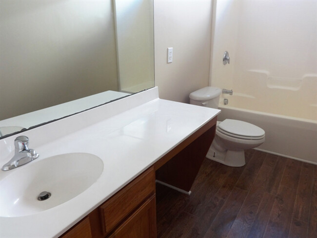 Building Photo - 621 English Oak Cir