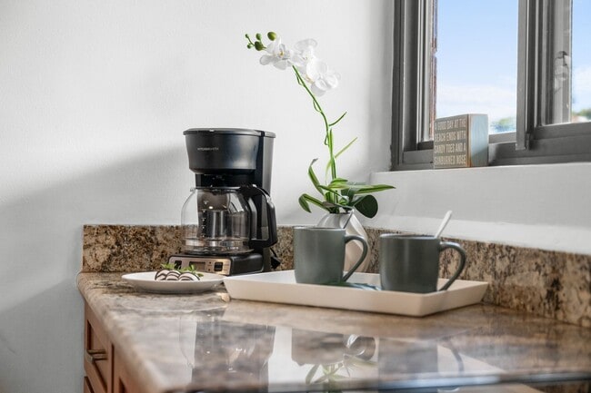 Building Photo - Kahana Manor #318 Furnished One Bedroom One Bath Unit