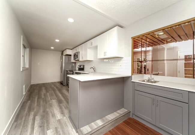 Building Photo - Cozy Unit available!