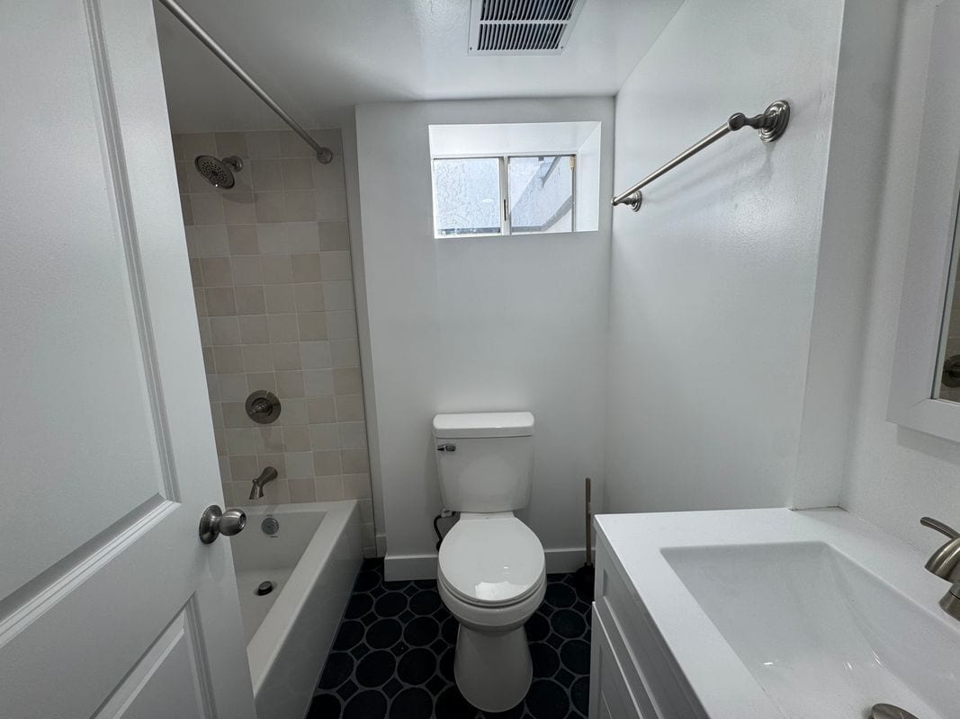 Building Photo - 2669 Clyde Ave