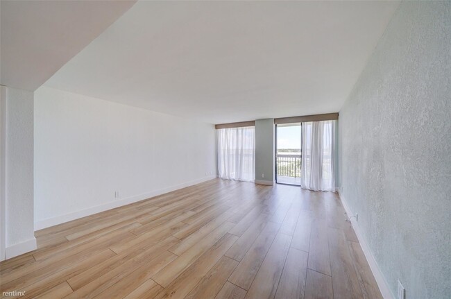 Building Photo - 2 br, 2 bath Condo - 2900 NE 14th Street C...