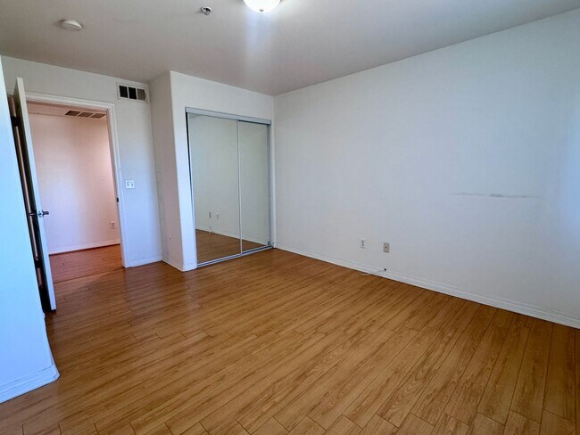 Building Photo - 3 Bedroom 2 Bath Penthouse condo in Van Nuys