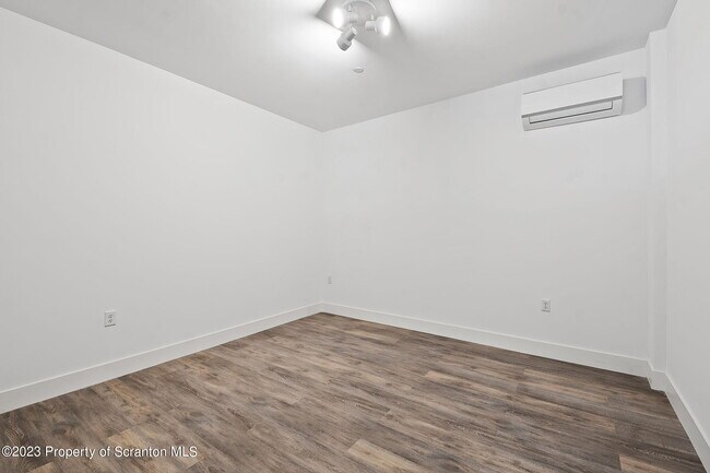 Building Photo - 19 W River St