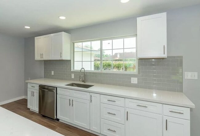 Building Photo - 4915 Sassafras Ln