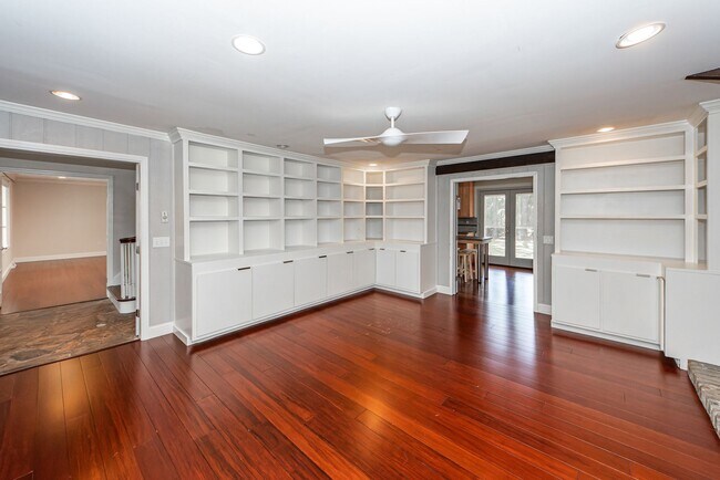 Building Photo - 4 Bedroom 2.5 Bath House in Montclair - We...