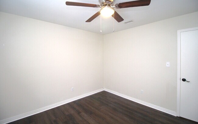 Building Photo - West Pensacola 2BR Townhome with Fenced Backyard, Upstairs Balcony, Modern Kitchen- Near Shopping...