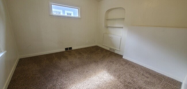 Building Photo - 1/2 off first month! 6bd/2bath House