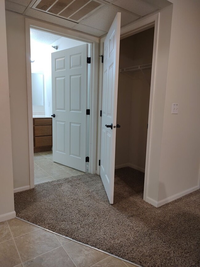 Building Photo - Diamond Valley Apartments