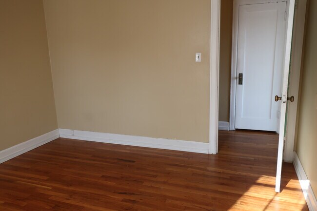 Building Photo - 527 Yakima St