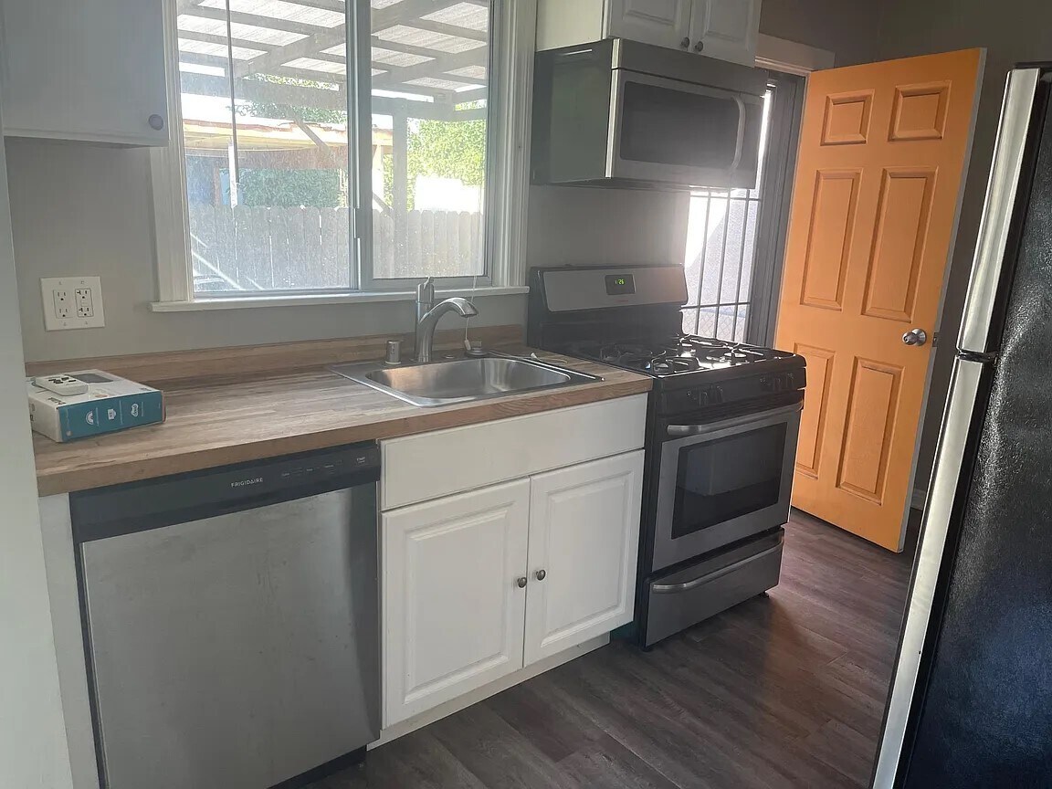 Building Photo - 1111 Blake Ave