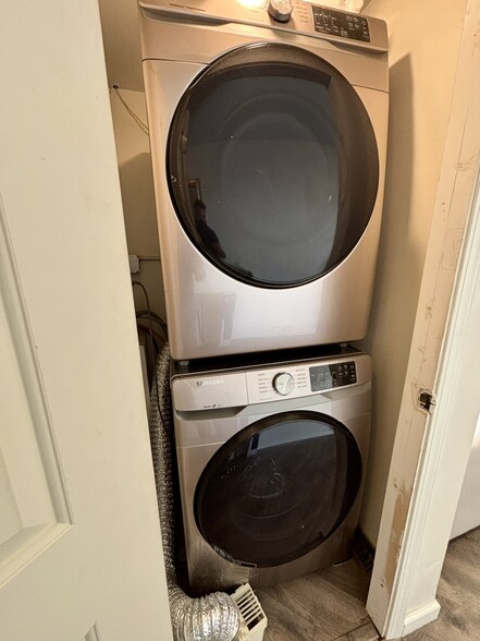 Full Size Washer Dryer - 10450 Wilshire Blvd