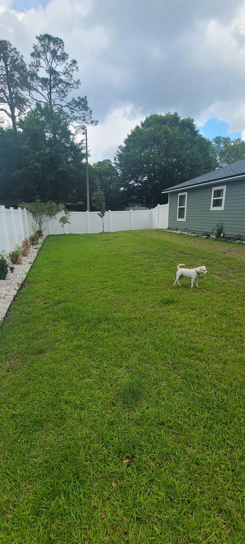 Building Photo - Beautiful 3BR/2BA home with large fenced-i...