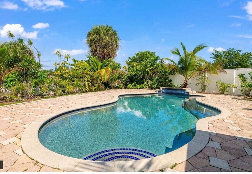 Building Photo - 2298 NE 4th Ave