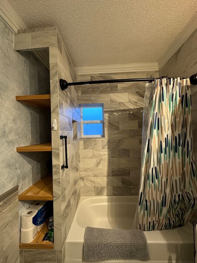 Building Photo - Updated 2 Bed 1 Bath Duplex