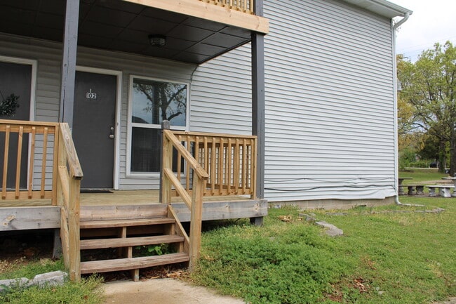 Building Photo - 102 Sweet Gum