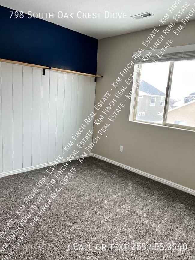 Building Photo - 798 S Oak Crest Dr